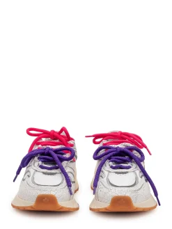 Dynamic sneakers with contrast laces