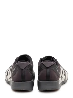 Running sneakers with dynamic design